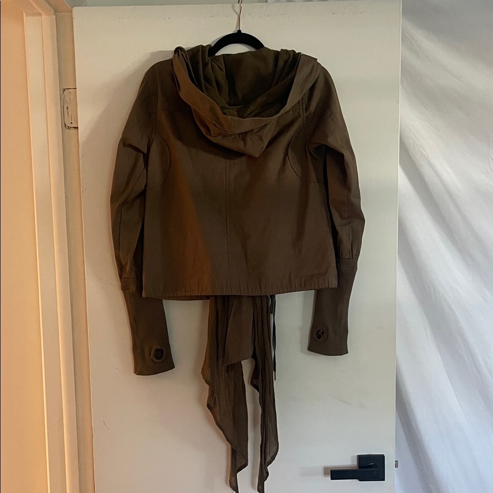 Elegant Brown Draped Short Trench Coat - Picture 4 of 10